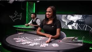 Pengguna smartphone menikmati pengalaman responsif dan cepat pada platform bet6d mobile